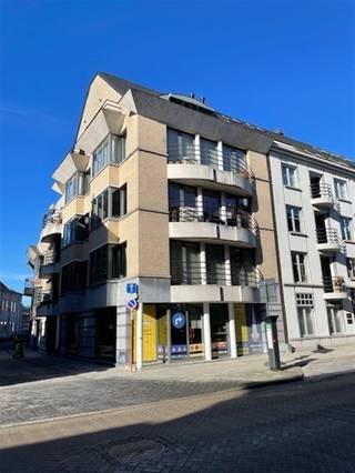 Appartement Jodenstraat 2 te Mechelen van 112m² gelegen op de eerste verdieping met garage.Indeling:Privatieve garageInkom met apart toilet en...