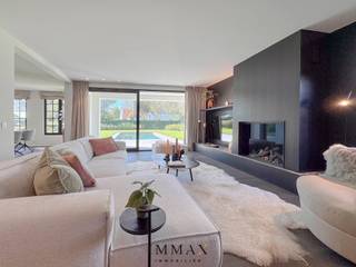 Welkom in deze prachtige residentie, met een grote inkomhal, compleet met garderobe en een luxueus gastentoilet. De woonkamer, badend in natuurlijk licht, sluit naadloos aan op een terras op het zuiden en tuin met zwembad, waardoor een harmonieuze stroom ontstaat tussen binnen- en buitenleven. Een volledig uitgeruste keuken, compleet met sfeervolle ontbijthoek en praktische wasplaats, biedt de perfecte ruimte voor culinaire hoogstandjes. <br /><br />Om aan uw praktische behoeften te voldoen, is er een garage beschikbaar die plaats biedt aan één voertuig, samen met verschillende parkeerplaatsen voor het gemak van uw gasten. <br /><br />Op de eerste verdieping vindt u een majestueuze hoofdslaapkamer met een royale en-suite badkamer. Daarnaast zijn er vier royale slaapkamers, elk met een eigen doucheruimte, waardoor alle bewoners optimaal comfort en privacy hebben. <br /><br />Als u doorgaat naar de tweede verdieping, wachten u nog twee ruime slaapkamers en een aparte doucheruimte.<br /><br />Aarzel niet om ons te contacteren voor meer informatie: tel.: 050 62 44 14 of via knokke@immax.be