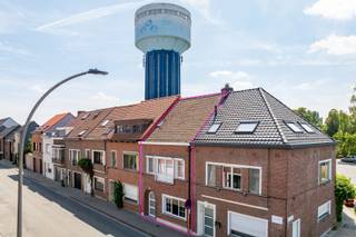 Gunstig gelegen gezinswoning in de onmiddellijke nabijheid van belangrijke invalswegen, buurtwinkels en het openbaar vervoer. Deze woning onderging in 2019 een kwalitatieve totaalrenovatie en geniet volgende indeling: inkomhal, grote leefruimte met eetplaats die uitgeeft op het zonnige terras met buitenbergingen, wasplaats, uitgeruste keuken met onder andere een Bellings gasfornuis (2 ovens en aparte grill), berging. Op de eerste verdieping bevinden zich 2 ruime slaapkamers en een eerste badkamer. Op de tweede verdieping bevindt zich de 3de slaapkamer met ensuite de tweede badkamer.<br /><br />Stedenbouwkundige inlichtingen: Woongebieden, voorkooprecht, geen verkavelingsvergunning, vergunning aanwezig, geen rechtelijke herstelmaatregel of bestuurlijke maatregel opgelegd - geen overstromingsgevoelig gebied - EPC label B - 189 kWh/m²/jaar<br /><br />Bezoek mogelijk na afspraak met Serge van Center Office via 0485/61 59 22