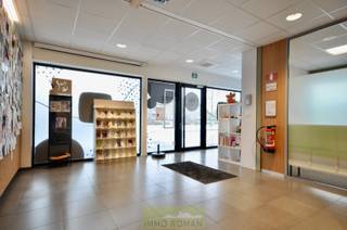 Gelijkvloers handelspand, ideaal gelegen in het centrum, veel parkeergelegenheid! <br />Het pand bestaat uit een ruime inkomhal met ontvangstruimte, 4 kantoorruimtes, 2 bergingen, technische ruimte, sanitaire ruimte, geïnstalleerde keuken.<br />Centrale verwarming op aardgas, airco.<br />Terras. 2 parkeerplaatsen.<br />Gemeenschappelijke kosten: 50 euro/maand.<br />Vrij vanaf 1 juli 2026.<br /><br /><br /><br /><br /> 
