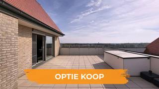 Penthouse clé en main avec terrasse ensoleillée, offrant une vue imprenable sur la réserve de dunes Similiduinen à Nieuwpoort-Bad.<br />L’appartement est entièrement meublé et comprend une cave.<br />Grâce à son emplacement central, vous êtes à distance de marche de la digue, du centre commercial et des transports en commun.<br />À l’intérieur, vous trouverez un hall d’entrée avec toilette séparée, un vaste et lumineux séjour donnant directement sur la grande terrasse, une cuisine ouverte entièrement équipée et deux chambres.<br />L’une des chambres dispose d’une salle de bains attenante avec douche, meuble-lavabo, toilette et raccordement pour machine à laver.<br />Il est également possible d’acquérir un garage dans la même résidence.