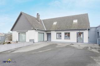 Fraaie woning met loods/magazijn op 10are te Dendermonde.<br /><br />Omringd door velden - en op korte afstand van centrum Sint-Gillis en Lebbeke - vindt u deze fraaie woonst. Deze villa beschikt over een ruime loods/magazijn en is aldus ideaal voor onder meer zelfstandigen. <br /><br />Op het gelijkvloers bevindt zich een ruime inkomhal, apart toilet, lichtrijke leefruimte met volledig geïnstalleerde keuken met berging, een ruim bureau, een polyvalente ruimte (ideaal als bureel of kantoor) en meerdere opslagplaatsen waaronder een magazijn van circa 270m². <br /><br />3 slaapkamers en een toilet bevinden zich op het verdiep.<br /><br />De woning beschikt tevens over een ruime oprit, geschikt voor meerdere wagens.<br />De onderhoudsvriendelijke tuin met zwembad maakt het plaatje compleet. Ideaal gelegen nabij voorzieningen en verbindingswegen, vlakbij Delhaize, slager, bakker en openbaar vervoer.<br /><br />Troeven: De zeer gunstige ligging, het zwembad, het ruime magazijn en burelen bieden tal van mogelijkheden om wonen en werken te combineren. <br /><br />Voor meer informatie en bezichtigingen: 052/690.691 of jens@immotijl.be.