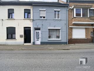 <p><span>Op zoek naar een betaalbare woning op een centrale ligging? Dan is deze rijwoning in het hart van Halen absoluut het ontdekken waard. </span></p><p><span>Deze gezellige starterswoning combineert een praktische indeling met drie slaapkamers, een aangenaam koertje en een handige berging achteraan. </span></p><p><span>Ideaal voor starters, jonge gezinnen die hun eerste stap willen zetten op de vastgoedmarkt.<br /><br />De ligging is een grote troef. U woont hier centraal in Halen, met winkels, scholen, openbaar vervoer en andere voorzieningen in de nabije omgeving. </span></p><p><span>Tegelijk geniet u van een vlotte verbinding richting Diest, Hasselt, Leuven en Brussel dankzij de nabijheid van de oprit Halen-Diest E40. Zo combineert u het gemak van centrumwonen met uitstekende bereikbaarheid.<br /><br />Binnen biedt de woning verrassend veel mogelijkheden. De leefruimtes vormen een warme basis om er een gezellige thuis van te maken, terwijl de drie slaapkamers zorgen voor voldoende ruimte voor een gezin, thuiswerkplek, hobbykamer of logeerkamer. </span></p><p><span>Achteraan beschikt de woning over een koertje, perfect voor wat extra buitenruimte zonder veel onderhoud.<br /><br />De berging achteraan is een praktische extra troef. Hier is plaats voor fietsen, tuinmateriaal, voorraad of andere spullen die u graag netjes uit het zicht bewaart. Compact, handig en functioneel — precies wat u nodig heeft in een comfortabele starterswoning.<br /><br />Een bijkomend financieel voordeel: als koper komt u mogelijk in aanmerking voor het verlaagde tarief van slechts 2% registratierechten, wat deze woning extra interessant maakt voor wie betaalbaar wil kopen. </span></p><p><span>Een stevige duw in de rug voor starters — en eerlijk, alle beetjes helpen wanneer u uw eerste thuis koopt.<br /><br />Deze woning is ideaal voor wie zoekt naar een toegankelijke, centraal gelegen en praktisch ingedeelde woning met potentieel. <br /><br /></span><span>Troeven</span><span><br />Betaalbare starterswoning<br />Centraal gelegen in Halen<br />3 slaapkamers<br />Gezellig koertje<br />Praktische berging achteraan</span></p><p><span>Electriciteit conform AREI<br />Mogelijk slechts 2% registratierechten<br />Vlotte verbinding via oprit Halen-Diest E40<br />Ideaal voor starters, jonge koppels of jonge gezinnen<br />Winkels, scholen en voorzieningen vlakbij<br /><br /></span></p><p><span>Interesse?<br />Neem contact op met Immo Diest </span></p><p><span>Hasseltsestraat 17, 3290 Diest<br /><span>info@immodiest.be</span></span><span><br />+32 13 31 25 22<br /><span>www.immodiest.be</span></span><span> </span></p><p><span> </span></p><p><span>Beter nog, bel mij op 0498 52 64 52 of mail naar </span><span>jan.vanonckelen@immodiest.be</span></p><p><span>Ik geef je een persoonlijke rondleiding. </span></p><p><span> </span></p>