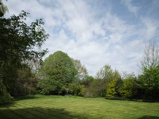 <strong>Bijzonder ruime en vrijstaande villa (BJ 1982) gelegen op een gunstig perceel van ca. 9.700 m²</strong><strong> in Ouwegem (Kruisem). </strong><br /><br />Deze op te frissen eigendom geniet van een uitstekende zuidwestelijke oriëntatie en biedt prachtige vergezichten, omgeven door een uitzonderlijk groene en rustige omgeving. Met een eigen bloemenweide en bos achteraan geniet u hier van een uitzonderlijk gevoel van rust, privacy en verbondenheid met de natuur.<br /><br />De villa beschikt over een bewoonbare oppervlakte van maar liefst 437 m² en omvat onder meer een ruime inpandige garage met plaats voor twee wagens en fietsen, royale leefruimtes, een afzonderlijke bureauruimte op de gelijkvloerse verdieping, vijf slaapkamers en twee badkamers.<br /><br />Deze vrijstaande villa verkeert structureel in goede staat en behaalt een gunstige EPC-score van 206 kWh/m², mede dankzij de installatie van 21 zonnepanelen en een zonneboiler in 2021. Bovendien biedt de woning heel wat mogelijkheden om ze verder te personaliseren. <br /><br />De volwassen tuin met sfeerverlichting is ingedeeld in verschillende zones, elk met een eigen sfeer en karakter, waardoor u op elk moment van de dag kan genieten van rust, groen en privacy. Het perceel strekt zich uit over een indrukwekkende lengte van 156 meter en bereikt op het breedste punt een breedte van maar liefst 56 meter.<br /><br /><strong>Kortom, de ideale eigendom voor wie wil genieten van ruimte, privacy en landelijk wonen.</strong>