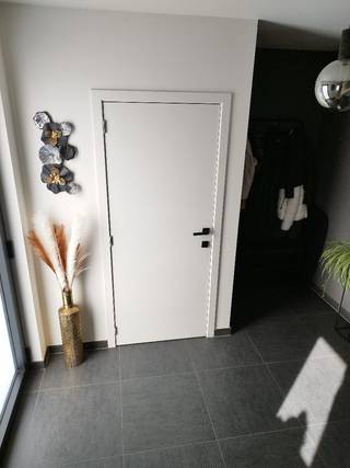 <p>Recente heel ruime woning van 2019 met zeer gunstig E-peil van 16, een BEN woning!</p><p>Deze bijna nieuwe woning heeft alles wat een gezin nodig heeft: veel ruimte in de woning, zeer recent afgewerkte zolder, inpandige garage, regenwaterput waar de toiletten op aangesloten zijn, 13 zonnepanelen, ventilatie type D, warmtepomp met koeling in de zomer, rolluiken aan elke slaapkamer, vloerverwarming, groot terras en aangelegde tuin.</p><p>De woning is gelegen in Schaffen, aan de rand van de stad Diest. Het openbaar vervoer (bushalte en het station) is heel dichtbij. Voldoende winkels en het stadscentrum zijn te vinden op kleine afstand. In de directe nabijheid van de belangrijkste invalswegen en op enkele kilometers van de autosnelweg.<br />Bewoonbare oppervlakte is 212m² met aparte zolder van 100 m² dus samen 312 m². Het pand is 9 m breed en 12 m diep.<br />Perceel oppervlakte is 2a 41ca</p><p>Op de benedenverdieping vinden we een ruime inkomhal met gastentoilet. Door de glazen deur bereiken we de prachtige woonkamer met aansluitend de eetkamer en de moderne, volledig uitgeruste, open keuken met keukeneiland. Vanuit de keuken en woonkamer kijken we op het groot terras met de tuin. Naast de keuken komen we in de berging en naastgelegen inpandige, grote garage dewelke is afgesloten met een elektrische garagepoort.<br />Op de eerste verdieping zijn er 3 zeer mooie en ruime slaapkamers en een 4de kleinere slaapkamer, een mooie badkamer met grote inloopdouche en bad, dressing en apart een tweede toilet.<br />Op de tweede verdieping is er een zeer recent afgewerkte zolder ( woonruimte en tweede badkamer, zolder ruimte en een extra grote kamer wat kan gebruikt worden als 5de slaapkamer). Ideaal voor extra privacy en ruimte voor de grotere kinderen of perfect voor samengestelde gezinnen.<br />Voor meer informatie kan u altijd contact opnemen rechtstreeks met de eigenaar op</p>