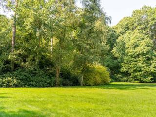 Dit discrete, op het zuidoosten gelegen perceel van ongeveer 52 are en 70 centiares ligt in een rustige, groene, boomrijke omgeving in een...