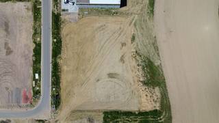 Fantastisch gelegen perceel industriegrond met een totale oppervlakte van 2.223 m² te koop op de nieuwe industriële ontwikkeling 'THEA'.<br />Het terrein, dat grenst aan een volledig uitgeruste wegenis, wordt bouwrijp en genivelleerd opgeleverd. Het perceel wordt verkocht met een goedgekeurde omgevingsvergunning al is een eigen ontwerp ook mogelijk. Op het terrein rust geen bouwverplichting. <br /><br />De site is geschikt voor zowel opslag als productie en biedt tal van mogelijkheden!<br /><br />Er is tevens de mogelijkheid om een op maat gemaakt bedrijfsgebouw aan te kopen in samenspraak met de ontwikkelaar.<br /><br />Op dezelfde site worden 22 KMO-units gebouwd tussen 180 m² en 300 m².<br />Ruime parkeer- en manoeuvreerruimte op de site.<br /><br />De ontwikkeling bevindt zich op 3 km van Tielt centrum en nabij de bedrijvige Kasteelstraat.<br />Contacteer PANORAMA B2B voor bijkomende inlichtingen of een vrijblijvend plaatsbezoek 050 300 800.