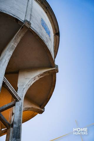 Een echte blikvanger op een toplocatie in Ieper: deze historische watertoren, de laatste van de stad, biedt een uitzonderlijke kans voor...