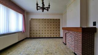 Woning met karakter en uitzonderlijk potentieel op toplocatie in Haacht.<br /><br />Ben je op zoek naar een karaktervolle gezinswoning die je volledig naar eigen smaak en wensen kunt renoveren? Dan is deze halfopen bebouwing, gelegen in een rustige en aangename woonwijk nabij het centrum van Haacht, absoluut een bezoek waard.<br />Dit renovatieproject is gelegen op een mooi, ruim perceel van 6a 67ca. Met een bewoonbare oppervlakte van maar liefst ca.180 m² biedt dit pand uitzonderlijk veel potentieel . Hoewel een grondige renovatie zich opdringt, vormt dit juist de ideale kans om hier jouw ultieme droomthuis te realiseren. Daarnaast beschikt de woning over een ruime, praktische garage en een aangename tuin waar je in alle rust van het buitenleven kunt genieten.<br />Een van de allergrootste troeven is zonder twijfel de uitstekende ligging. Je woont hier heerlijk rustig maar bevindt je tegelijkertijd op een boogscheut van het levendige centrum van Haacht en Leuvensesteenweg. Alle dagelijkse voorzieningen zoals winkels, scholen, crèches etc…liggen dan ook binnen handbereik.<br />Ook op het vlak van bereikbaarheid en mobiliteit scoort deze eigendom bijzonder goed. Dankzij de strategische ligging nabij het knooppunt Kampenhout-Sas geniet je van een vlotte, snelle verbinding richting Leuven, Mechelen en Brussel, wat de woning de ideale uitvalsbasis maakt voor pendelaars. Wie liever reist met het openbaar vervoer kan rekenen op de nabijgelegen bushaltes langs de N21 en de vlotte toegang tot de treinstations van zowel Haacht als Wespelaar.<br />Kortom: Een karaktervolle woning klaar om door jou opnieuw tot leven te worden gebracht.<br /><br />