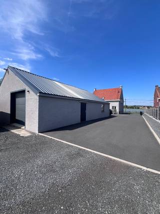Prachtige gerenoveerde woning met ruim magazijn van 150 m² op rustige landelijke ligging<br />Deze alleenstaande woning werd in 2021 volledig gerenoveerd en is afgewerkt met kwalitatieve, hoogwaardige materialen. De woning verkeert in uitstekende staat van onderhoud en is volledig instapklaar.<br />Bij de renovatie werd werkelijk aan alles gedacht: de woning werd volledig behangen en geschilderd en is voorzien van verlichting, gordijnen en vliegenramen.<br /><br />Verder beschikt de eigendom over een ruime oprit met poort en een ruime koer, waardoor er bijzonder veel manoeuvreerruimte is. Achteraan bevindt zich een gazon en het volledige terrein is volledig omheind.<br />De woning omvat:<br /><br />een ingerichte keuken;<br />een lichtrijke en aangename leefruimte;<br />4 slaapkamers, waarvan één op het gelijkvloers;<br />1 badkamer;<br />maar liefst 3 toiletten.<br /><br />Een absolute troef is het ruime magazijn van maar liefst 150 m² ( 10 op 15 m ), gelegen achter de woning. Aan de voorzijde bevinden zich een ruime wasplaats/berging en een garage met automatische poort, geschikt voor één wagen.<br />Het magazijn biedt tal van mogelijkheden en is ideaal voor wie nood heeft aan extra opslagruimte, een hobbyruimte, atelier of werkplaats.<br /><br />Kortom: een uitstekend onderhouden, volledig gerenoveerde woning met bijzonder veel bergruimte en mogelijkheden dankzij het ruime magazijn.<br /><br />De eigendom geniet bovendien van een mooie, rustige en landelijke ligging, terwijl u toch beschikt over een bijzonder praktische en ruime buitenomgeving.<br /><br />Beschikbaar vanaf 1 januari 2027.