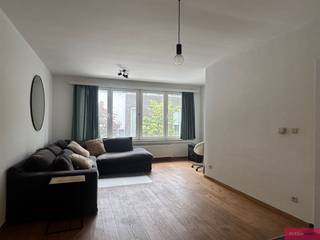 <p><span>Instapklaar éénslaapkamerappartement met terras op het Zuid!</span></p><p><span>*info/bezoek? stuur een mail vv@clissenimmo.be*</span></p><p><span>Dit instapklare appartement is gelegen tussen de Scheldekaaien en de Gedempte Zuiderdokken, in een rustige doodlopende straat. Vanuit de leefruimte geniet u van een lateraal zicht op de Schelde.</span></p><p><span>Indeling:</span></p><p><span>Inkomhal, lichtrijke leefruimte met parketvloer en open keuken, uitgerust met gasvuur, dampkap, oven en koelkast. Slaapkamer aan de achterzijde van het gebouw, badkamer voorzien van badkamermeubel, toilet, handdoekdroger en bad-douchecombinatie. Het terras is toegankelijk via de gang, waar ook ruimte is voor een wasmachine en droogkast.</span></p><p><span>Algemeen:</span></p><p><span>Aparte meters voor gas, water en elektriciteit. Provisie van 65/maand voor lift, onderhoud en minuterie van de gemeenschappelijke delen.</span></p><p><span>Ideaal voor 1 à 2 volwassenen. Huurwaarborg: drie maanden.</span></p>