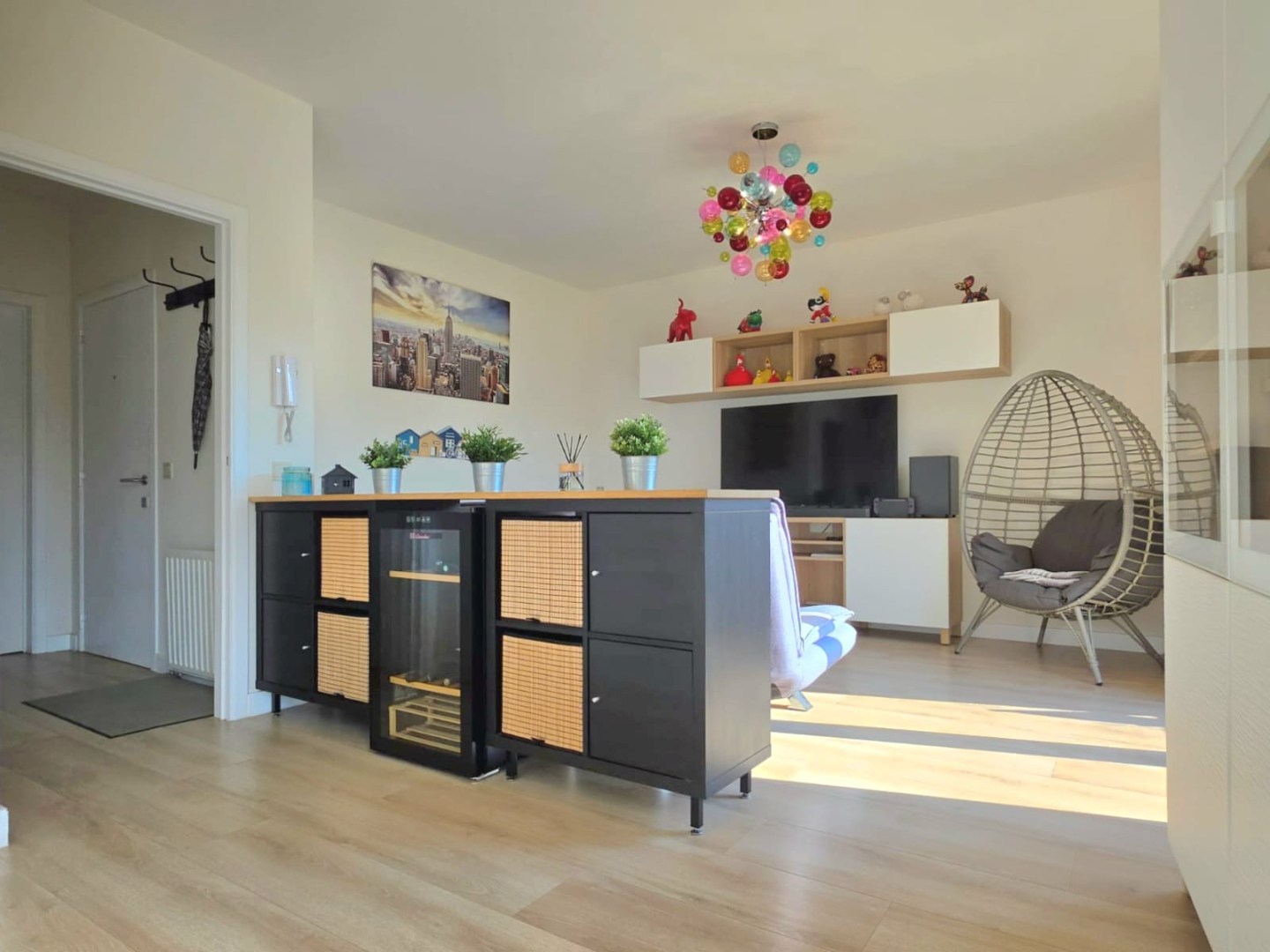 LICHTRIJK HOEKAPPARTEMENT (NOORD-WEST) MET TERRAS EN TWEE SLAAPKAMERS CENTRAAL GELEGEN OP 50 METER VAN HET STRAND TE DE PANNE - INCLUSIEF GROTE PRIVATIEVE KELDE - foto 3