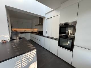 Instapklare woning in een doodlopende straat met zuidwest gerichte tuin.Het betreft hier een halfopen bebouwing met een oprit met plaats voor 2...