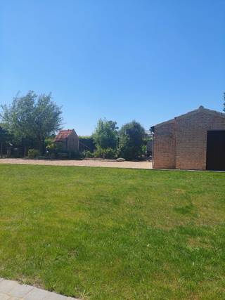 In Optie! Deze prachtig gerenoveerde lange gevelhoeve is gelegen in een rustige straat, op slechts 5 minuten van de autosnelweg met vlotte...