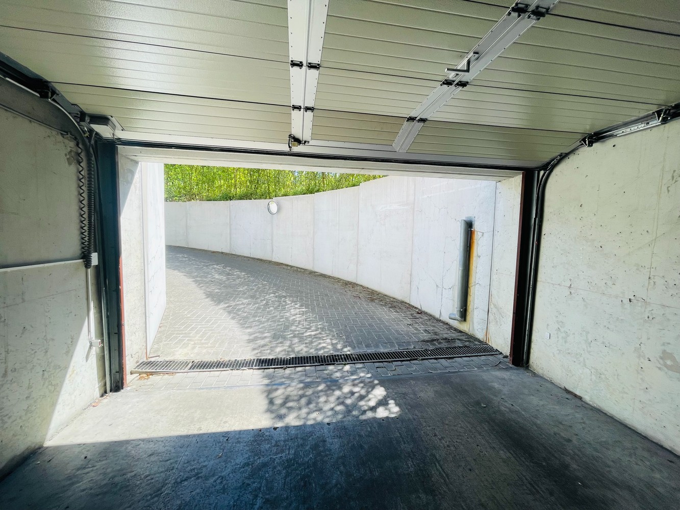 Brugge Sint-Michiels , ruime garagebox te koop in net gebouw. - foto 5