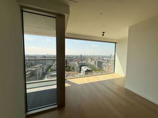 Quares - Group TREVI presenteert:<br />Welkom in de iconische Antwerp Tower. Dit stijlvolle 1-slaapkamerappartement op de 12e verdieping biedt een fenomenaal uitzicht over de stad en combineert comfortabel wonen met een centrale toplocatie in het hart van Antwerpen.<br /><br />Dankzij de grote raampartijen geniet u dagelijks van een indrukwekkend panorama en een overvloed aan natuurlijk licht. De doordachte indeling zorgt voor een aangename woonbeleving, met een lichtrijke leefruimte, een comfortabele slaapkamer en alle voorzieningen binnen handbereik.<br /><br />Het gebouw beschikt bovendien over een conciërgebalie, wat zorgt voor extra comfort, veiligheid en een professionele ontvangst van bewoners en bezoekers.<br /><br />Een ondergrondse parkeerplaats dient verplicht bijgehuurd te worden aan €150 per maand, zodat u steeds verzekerd bent van een vlotte parkeeroplossing in het stadscentrum.<br /><br />Maandelijkse vaste kosten: €150.<br /><br />Een unieke woonkans voor wie op zoek is naar een instapklaar appartement met één slaapkamer, een uitzonderlijk uitzicht en het bruisende stadsleven letterlijk aan zijn voeten.