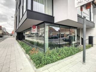 Kantoorruimte van ca.115 m² met veel lichtinval te huur in Kortrijk met commerciële ligging. Het kantoor is gelegen in het centrum nabij diverse invalswegen, het station en openbare parkings (Casinoplein, Schouwburgplein, etc).Specificaties: - Zonnepanelen- Kitchenette- Grote raampartijen- VloerverwarmingOppervlakte: ca. 115m²Op zoek naar kantoorruimte te huur in het centrum van Kortrijk? Aarzel niet om ons te contacteren op het nummer 056 21 11 11 voor meer informatie of een bezoek ter plaatse.