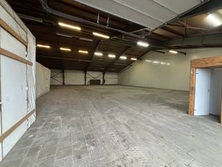 Magazijn voor opsalg te huur in Menen met een oppervlakte van ca. 660 m². Het magazijn is gelegen in de nabijheid van diverse invalswegen en de A19.Afwerking en voorzieningen:- sectionale poort- sanitair- grote oprit - Terrein wordt 's avonds afgesloten met een automatische poortBent u op zoek naar bedrijfsvastgoed bestaande uit een magazijn te huur in Menen? Aarzel dan zeker niet om ons te contacteren op het nummer 056 21 11 11!