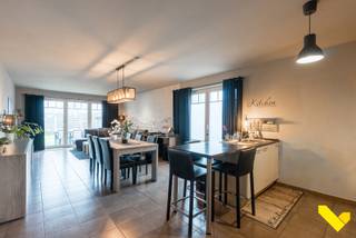 Instapklaar gelijkvloers appartement met terras en garage!Indeling:Leefruimte met volledig geïnstalleerde open keuken, zithoek, 3 slaapkamers waarvan...