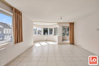 Op een toplocatie in Sint-Amandsberg, naast Campo Santo, vinden we dit ruim 2 slpk appartement op de eerste verdieping van een goed...