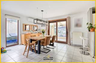 <strong>Immo Van Middelem verkoopt deze INSTAPKLARE en doorheen de jaren VERNIEUWDE woning met 3 slaapkamers, veranda, carport, garage (op vandaag in gebruik als take-away-keuken) en tuin op een perceel van +/- 6a37ca.</strong><br /><br />De woning geniet van een GUNSTIGE ligging nabij het centrum van Ternat, scholen, winkels, openbaar vervoer en belangrijke invalswegen richting Brussel.<br /><br />De huidige indeling is als volgt:<br />- GELIJKVLOERS: inkomhal met vestiaire en WC, ruime en lichtrijke leefruimte met eetplaats, recent vernieuwde keuken (2020), praktische bijkeuken/wasplaats;<br />- 1ste VERDIEPING: nachthal, 3 slaapkamers (+/- 20m², 8m² en 7,5m²) en volledig uitgeruste badkamer met ligbad, douche, wastafel en WC;<br />- ZOLDER: praktische ingerichte zolderruimte;<br />- VERANDA met zicht op de tuin;<br />- MULTIFUNCTIONELE RUIMTE: de GARAGE wordt vandaag commercieel benut, maar is eveneens geschikt als praktijkruimte, bureau, atelier, hobbyruimte of gewoon garage (mits het herplaatsen van de garagepoort).<br /><br />Buiten beschikt de woning over volledig omheinde tuin, een recente carport (2020) en maar liefst 5 parkeerplaatsen.<br /><br />Comfort:<br />- EPC-label B (174 kWh/m².jaar) - (UC: 2836000);<br />- 10 zonnepanelen (2019);<br />- gascondensatieketel van 2019;<br />- airco in alle kamers en living;<br />- hoogrendementsglas (2021); <br />- wc's aangesloten op regenwater;<br />- Elektriciteit CONFORM tot 2051 (!)<br /><br />Vrij bij akte.