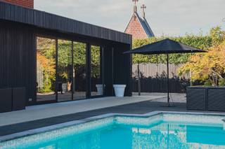 Bent u op zoek naar wonen en werken op één locatie? Hier kan dit. Deze vastgoedtopper bestaat uit een villa met zwembad, magazijn en kantoren – bijzonder veel mogelijkheden en potentieel. Gelegen op een perceel van 2679 m en uitstekende verbinding naar grootwegen (Tielt – Aalter).<br />De woning met een bewoonbaar oppervlak van 329 m2 bestaat op het gelijkvloers uit een inkomhal met apart toilet, ruime (volledig geïnstalleerde) keuken met eetplaats en bureauruimte, woonkamer met modulaire kastenwand en een tweede leefruimte (bar) met uitkijk op het zwembad en terras. Op het eerste verdiep bevindt zich de master-slaapkamer met badkamer (dubbele wastafel, inloopdouche en bad) en dressing, verder 3 slaapkamers en een tweede badkamer (wastafel, douche).<br />Via een royale inkomhal kom je in de handelsruimte. Deze bestaat uit een magazijn (510m2), garage (107m2) en showroom/burelen (+- 250m2) met sanitair en kitchenette.<br /><br />Extra troeven:<br />- EPC 122 kWh/m2jaar (Label B)<br />- Voorzien van 280 m2 zonnepanelen (10.000 WP)<br />- Opsplitsing kadaster voor professionele doeleinden<br />- Ruime parkeergelegenheid<br />- Privé en handel aparte toegang<br />- Volledig omheind met elektrische schuifpoorten<br /><br />Prijs en documenten op aanvraag. <br /><br />Kortom, uniek vastgoed voor wie houdt van ruimte en opzoek is naar woon- en werk. Talloze mogelijkheden! Interesse of een vrijblijvend gesprek? Neem contact op het nummer 0492 10 55 16 of simon@karolienlafaut.be.<br />