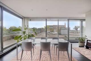 Noem deze penthouse gerust een pareltje! De eigenaars kozen voor finesse en een smaakvolle inrichting. In elke kamer voel je de rust en geniet je van luxe sfeer. Let in alle vertrekken op de details en gebruiksgemak. <br /><br />Ook de ligging is uniek. Je zicht op de Romeinse muur en de bomen waarachter onmiddellijk de Basiliek boven uitsteekt, is uitzonderlijk. Een korte wandeling brengt je bij Ambiorix, de terrasjes en de winkels. <br /> <br />Inrichting appartement: <br />De woonvertrekken zijn perfect op mekaar afgestemd en praktisch ingedeeld. De woonkamer is ruim en de grote ramen rondom geven je onmiddellijk een wauw gevoel. Een moderne gashaard geeft extra gezelligheid op koelere dagen. Het uitzicht blijft adembenemend mooi. Aansluitend bereiken we de woonkeuken, deze is ultra ingericht met alle comfort en toestellen van Gaggenau en Miele. Schuif aan aan het buffettafeltje bij het kookeiland voor het aperitief. Er is ruimte voor een aparte eettafel om gezellig lang te tafelen. Ook vanuit de keuken geeft een groot schuifraam toegang naar het prachtige terras en geniet je van de mooie uitzichten. <br />Naast de keuken bevindt zich de berging met wasruimte, deze is luxueus afgewerkt met inbouwkasten, een uitgietbak en alle aansluitingen. Let op de deur op maat die verbindt met de keuken. <br />Slaapkamer 1 heeft een groot schuifraam dat uitgeeft op een mooi ochtendterras waar je eveneens kan doorlopen naar het grote terras. Een glazen deur scheidt de kamer van de badkamer. <br />De badkamer is luxe ingericht met een moderne wastafel en bijhorende kasten en een grote instapdouche, alles afgewerkt met design materialen en digitaal gestuurd kraanwerk. Een aansluitende ruimte is ingericht als dressing. Doorlopend komen we in de tweede slaapkamer, eveneens voorzien van een balkonterras en met toegang naar de badkamer via een mooie glazen deur. Er is een apart toilet, voorzien van handwasbakje. <br /><br />Let doorheen het volledige appartement op de details zoals vloeren, verlichting, hoogwaardige materiaalkeuze, op de inbouwkasten. Let op de lichtinval, de grote raampartijen die zorgen voor een maximale lichtinval, overal zijn screens voorzien, zowel aan binnenzijde als aan buitenzijde. <br /><br />Terrassen:<br />Hoe heerlijk is het om je koffie te drinken, je krant te lezen, op je ochtendterras met het zicht op de basiliektoren die boven de bomen uitsteekt? Hiervoor beschik je over een loungeterras aan de slaapkamer. Je loopt hier gewoon door naar het grote terras. <br />Maar liefst meer dan 10 op 16 meter terrasoppervlakte is afgewerkt met mooie terrastegels en Bankirai, een glazen ballustrade rondom sluit het geheel af. <br /><br />Garage: <br />In de kelderverdieping beschik je over een grote garage voor twee wagens afgesloten met een op maat gemaakte en op afstand bediende sectionaalpoort. In de garage is voldoende bergruimte voorzien. <br /><br />Meer info over deze schitterende eigendom bekom je door te mailen naar roland@immo-leroi.be <br />Ze kan enkel bezocht worden na telefonische afspraak met immo Leroi 012 23.00.23.