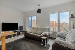 In het hart van Kruibeke vinden we dit recent gerenoveerd appartement.De indeling is als volgt:Living met open keuken, badkamer met douche,...