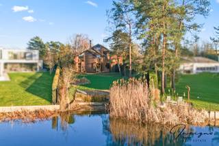 Op een unieke ligging aan het meer van Keerbergen bevindt zich deze karaktervolle architectenwoning die uitblinkt in licht, ruimte en rust. Dankzij...