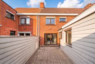 Te koop: woning met garage en uitweg in OostrozebekeIn Oostrozebeke bevindt zich deze op te frissen woning met een praktische indeling, garage en handige uitweg achteraan. Een ideale opportuniteit voor wie een woning volledig naar eigen smaak wil renoveren.Wat maakt dit pand uniek?Via de inkomhal bereikt u de leefruimte met aansluitende eetplaats en de keuken, die volledig naar eigen wens kan worden ingericht. Daarnaast nog een badkamer. Boven vindt u drie slaapkamers. Daarnaast beschikt de woning over een kelder en een ruime zolder, ideaal als extra bergruimte of met potentieel voor verdere inrichting.Een absolute troef is de uitweg achteraan, die rechtstreeks toegang geeft tot de garage en zorgt voor extra parkeergemak.Voor wie is dit ideaal?Ideaal voor mensen die op zoek zijn naar een woning met veel potentieel op een rustige ligging in Oostrozebeke.Te koop via Immo Beguin, jouw vastgoedexpert sinds 2009, met kantoren in Ronse, Waregem, Kortrijk, Deinze, Doornik en Lessines.Meer info of bezoek aanvragen via: luna@immobeguin.be