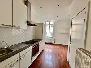PLAN UW BEZOEK VIA ONZE WEBSITE: WWW.IMMOBOSS.BE Dit appartement bevindt zich op de 1° verdieping (geen lift) en bestaat uit een gezellige...