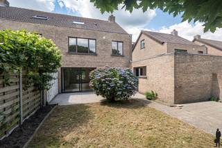 Eengezinswoning in <strong>kindvriendelijke</strong> omgeving met <strong>4 slaapkamers</strong> en ruime garage op een <strong>perceel van ca. 318 m²</strong>!<br /><br /><strong><span>INDELING</span></strong><br /><br /><strong>Gelijkvloers:<br /></strong><br />- Inkomhal met vestiaire en toilet<br />- Woon- eetkamer <br />- Keuken<br />- Garage <br /><br /><strong>Eerste verdieping:<br /></strong><br />- 3 ruime slaapkamers <br />- Badkamer met toilet, ligbad en douche<br /><br /><strong>Tweede verdieping:</strong><br />- Zolderverdieping bereikbaar via vaste trap. <br />- Ruime voorzolder met opstelling voor was- en droogapparatuur<br />- 4e slaapkamer mogelijk<br /><br />Volledig omheinde tuin met terras. <br /><br />BIJZONDERHEDEN:<br />- Vlakbij de Nederlandse grens gelegen<br />- Scholen in directe omgeving