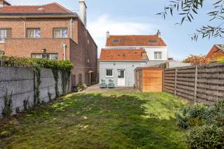 Deze aangename en verzorgde woning is gelegen in de Steenbergstraat 66 te Affligem en geniet van een centrale ligging nabij het centrum van Teralfene, belangrijke invalswegen, winkels, scholen en openbaar vervoer. De woning combineert een praktische indeling met hedendaags wooncomfort en een ruime tuin.
Via de inkomhal betreden we de woning en komen we terecht in de open en langwerpige leefruimte, waar eetplaats en zithoek mooi in elkaar overvloeien. Aansluitend bevindt zich de ruime en lichtrijke keuken, die dankzij het vele natuurlijke licht een aangename leefomgeving vormt en rechtstreeks toegang biedt tot de ruime tuin. Verder beschikt het gelijkvloers over een comfortabele badkamer voorzien van alle nodige voorzieningen en een ruime, praktische berging.
Op de eerste verdieping bevinden zich drie slaapkamers, waarvan twee volwaardige slaapkamers en één kinderkamer. De ingerichte zolderverdieping zorgt bovendien voor waardevolle extra ruimte en kan flexibel worden benut als bureau, hobbyruimte, speelkamer of bijkomende kamer.
Ook energetisch werd de woning reeds aangepakt. Zo beschikt ze over een gunstig EPC, vernieuwde ramen, isolatie van zowel de muren als het dak en een ventilatiesysteem. Een interessante woning voor wie op zoek is naar een comfortabele gezinswoning met voldoende ruimte, een mooie tuin en een centrale ligging in Affligem.
Meer info: Michael@immoaccenta.be