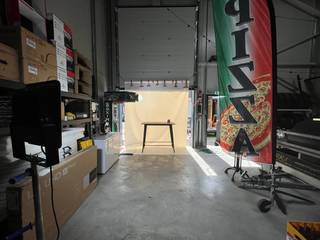 Deze KMO-unit is gelegen op het industrieterrein Genk-Zuid en is geschikt voor diverse doeleinden, waaronder opslag, kleine productie en andere bedrijfsactiviteiten.<br /><br />Dankzij de centrale ligging, nabij de E314 (Brussel – Heerlen – Aken), E313 (Antwerpen – Luik) en de Haven van Genk, is de unit vlot bereikbaar.<br /><br />Het magazijn heeft een oppervlakte van circa 107 m² en een platform van 70 m². Het magazijn beschikt aan de voorzijde over een grote elektrische sectionaalpoort, met daarnaast de toegangsdeur.<br /><br />Aan de voorzijde van het gebouw beschikt u over een parkeerplaats.<br />Daarnaast beschikt de unit over een bureel met keuken.<br />De tafels en stoelen maken eveneens deel uit van de inrichting.<br /><br />De maandelijkse syndicuskost bedraagt €42 en omvat het onderhoud en de verlichting van de gemeenschappelijke delen.<br /><br />TROEVEN:<br />✔ Uitstekende ligging en vlotte verbindingen<br />✔ Private parkeerplaatsen<br />✔ Keuken voorzien<br />✔ Airco aanwezig<br />✔ Geïnstalleerd platform<br />✔ Elektrische sectionaalpoort<br /><br />In bijlage kan u het grondplan, inplantingsplan en elektriciteitskeuring downloaden.<br /><br />Heeft u interesse in deze KMO-unit?<br />Bel ons op het nummer 089 391 555 of stuur een e-mail naar info@frerevastgoed.be.