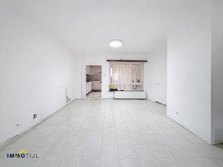 <p>Deze gesloten bebouwing bevindt zich op een toplocatie in hartje Aalst, op wandelafstand van het station, winkels, scholen en het stadscentrum.</p>
<p>Het gelijkvloers omvat een <strong>inkomhal, een ruime leefruimte met eetplaats</strong>, en een keuken die aan vernieuwing toe is. De woning vraagt in het algemeen om een opknapbeurt, maar biedt veel potentieel om naar eigen smaak te worden ingericht. Er is <strong>geen renovatieverplichting</strong> van toepassing, en de woning is reeds voorzien van <strong>verwarming op aardgas</strong> en <strong>rolluiken</strong>.<br /><br /></p>
<p>Op de eerste verdieping bevinden zich <strong>twee slaapkamers, bureau</strong> en een <strong>badkamer</strong> met douche in bad, lavabo en toilet. Op de tweede verdieping is er een <strong>derde, ruime slaapkamer</strong>, bovendien is er nog <strong>zolderkamer met mezzanine</strong> die verder kan worden afgewerkt als vierde slaapkamer.</p>
<p>Achteraan is er een <strong>gezellig terras</strong> met een <strong>praktische berging</strong>. De woning beschikt bovendien over een<strong> kelder </strong>die ideaal is als extra bergruimte.</p>
<p><strong>Interesse? Contacteer ons via lara@immotijl.be of 0489 59 18 87. </strong></p>