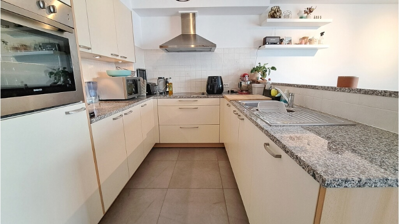 lichtrijk 2-slaapkamerappartement met TERRAS + AUTOSTANDPLAATS te huur in Torhout - foto 3