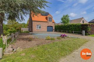 <strong>EERSTE BEZOEKDAG ZATERDAG 20/06 VAN 10U TOT 14U (enkel op afspraak)</strong><br /><strong>ERPE – Gerenoveerde woning met schitterende tuin op ca. 15 are.</strong><br /><br />Deze woning bevindt zich op een uiterst centrale, maar tegelijk rustige en landelijke locatie, op wandel- en fietsafstand van scholen, winkels en openbaar vervoer. Bovendien geniet u van een vlotte bereikbaarheid dankzij de nabijheid van de E40 (op slechts 5 minuten) en de belangrijkste invalswegen.<br /><br />Deze solide eigendom onderging een grondige renovatie waarbij niet alleen aandacht werd besteed aan de esthetische afwerking, maar ook aan energiezuinige verbeteringen. Zo werden onder meer het dak gerenoveerd, isolatie geplaatst, het buitenschrijnwerk vernieuwd en zonnepanelen met batterij geïnstalleerd. Dit resulteert in een gunstig EPC.<br /><br />Op het gelijkvloers beschikt de woning over een inkomhal met apart gastentoilet, een lichtrijke woonkamer, een volledig geïnstalleerde keuken met aansluitende praktische berging/wasplaats, een volledig gerenoveerde badkamer met inloopdouche en een inpandige garage.<br /><br />De verdieping omvat een nachthal, drie slaapkamers, een bergruimte en een apart toilet. Daarnaast is er nog een ruime zolder aanwezig, waar reeds de nodige voorzieningen werden getroffen om deze verder in te richten als extra slaapkamer(s), badkamer of hobbyruimte.<br /><br />Een absolute troef van deze eigendom is de uitzonderlijke tuin van circa 15 are. Dankzij de diversiteit aan bomen, kleurrijke borders en de speelse inrichting ontstaan er verschillende gezellige zithoekjes. Deze buitenruimte is ideaal voor wie droomt van een moestuin, ruimte voor dieren of gewoon wil genieten van rust en groen. Het achterliggende open zicht versterkt het gevoel van ruimte en privacy.<br /><br />Deze woning vormt de perfecte combinatie van een centrale ligging en de rust van een prachtige, groene tuinomgeving.<br /><br />Info en bezoek: 053/60.65.60