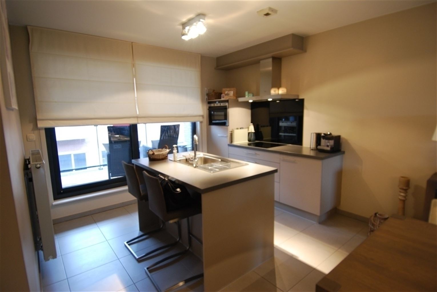 Gezellig appartement met 2 slaapkamers, 2 terassen, autostaanplaats en kelderberging in het centrum van Maaseik. - foto 4