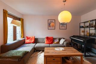 <p>Vous êtes à la recherche d'un appartement avec jardin et 2 chambres à coucher dans le centre de Gand ? Nous avons exactement ce qu'il vous faut.</p><p>L'appartement duplex est situé sur la Kasteellaan à Gand, un quartier animé et central situé à une courte distance du centre historique de la ville. Dans les environs, vous trouverez de nombreux magasins, écoles, transports publics et toutes les commodités nécessaires. En outre, vous êtes à proximité de la gare de Gand-Dampoort et vous pouvez accéder facilement aux principales voies d'accès. Grâce à cet excellent emplacement, l'appartement combine le confort d'une vie centrale avec le dynamisme de la vie urbaine - idéal pour ceux qui recherchent un environnement de vie pratique et facilement accessible.</p><p>Disposition :</p><p>Rez-de-chaussée : Vous entrez dans le hall d'entrée, qui donne accès aux toilettes séparées et à la buanderie pratique. En outre, vous entrez dans l'espace de vie lumineux avec une cuisine ouverte. Depuis l'espace de vie, vous avez un accès direct au jardin spacieux, où vous pouvez profiter de l'extérieur en toute tranquillité.<br />Au premier étage : Par l'escalier dans le hall d'entrée, vous atteignez le hall de nuit, qui mène à deux chambres à coucher et à la salle de bains.</p><p>Intéressé(e) ? N'hésitez pas à nous contacter pour plus d'informations ou pour planifier une visite.</p>