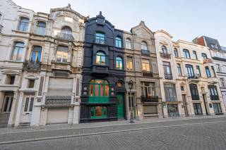  * Villa Pauline is een riante herenwoning (303 m2) en een beschermd monument gelegen in de Muscarstraat 38 te Oostende. * De woning werd volledig...