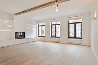 <p><span>Magnifiek appartement met loft gevoel van ca 115m², 3 SLPK | 2 BADK op de 1ste verdieping, over volledige breedte van het gebouw ! </span></p><p><span>Super lumineus en zopas totaal en stijlvol gerenoveerd op fantastische stadsligging! </span></p><p><span> </span></p><p><span>Indeling : </span></p><p><span>U komt binnen in de lichtovergoten leefruimte met zeer hoge plafonds en een open haard.</span></p><p><span>De open, luxe afgewerkte keuken is voorzien van toestellen, </span><span>ruim voldoende werk,-en bergruimte en leuke ontbijttoog.</span></p><p><span>Achteraan het appartement (rustig!) bevinden zich de nachthal, 2 luxe badkamers en 3 mooie slaapkamers.</span></p><p><span>Aparte gastentoilet.</span></p><p><span>Bergruimte voorzien van een aansluiting voor wasmachine en droogkast.</span></p><p><span> </span></p><p><span>Bijzonderheden : </span></p><p><span>* volledig vernieuwd in 2022</span></p><p><span>* karaktervolle uitstraling | hoogwaardige afwerking </span></p><p><span>* elektriciteit is conform</span></p><p><span>* eerste ingebruikname na renovatie.</span></p><p><span>* fietsenberging</span></p><p><span>* kelder optioneel bij te huren € 50 per maand</span></p><p><span>* gordijnen en verlichting voorzien</span></p><p><span>* rechtstreekse toegang met lift in het appartement</span></p><p><span>* mooi evenwicht tussen oud en nieuw, karakter en comfort!</span></p><p><span>* mogelijkheid om een staanplaats te huren in de Lange Schipperskapelstraat 7 aan 150€/maand.</span></p><p><span>* Gas-water-elektriciteit op individuele basis.</span></p><p><span> </span></p><p><span>Ligging :</span></p><p><span>* gelegen op een rustig pleintje met veel gezellige eetgelegenheden, cafeetjes</span></p><p><span>* zeer dichtbij openbaar vervoer (tramhalte, bushalte en velo-station)</span></p><p><span>* mobiscore: 9.7/10</span></p><p><span> </span></p><p><span>Geschikt voor rustige alleenstaande of koppel.</span></p><p><span>Plaatsbeschrijving op gedeelde kosten.</span></p><p><span>Huurcontract 1 jaar mogelijk.</span></p><p><span>Gas-water-elektriciteit op individuele basis.</span></p><p><span> </span></p><p><span> </span></p><p><span> </span></p><p><span> </span></p><p><span> </span></p><p><span> </span></p>