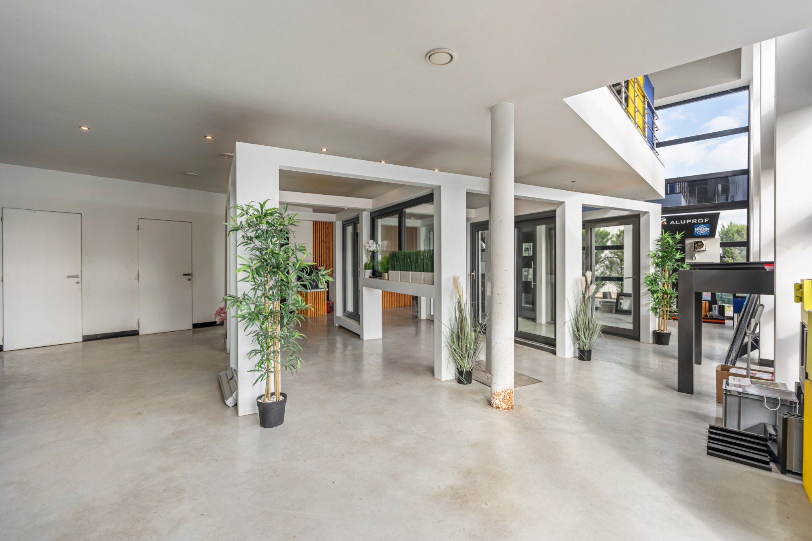 Bedrijfsgebouw met toonzaal, kantoren, magazijn en woonst - groot 700m² - foto 5
