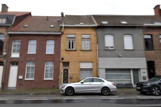 Op een vlot bereikbare ligging vinden we deze woning boordevol potentieel.<br />Dankzij de centrale ligging geniet u hier van een uitstekende bereikbaarheid, met winkels, scholen, openbaar vervoer en belangrijke invalswegen in de nabije omgeving.<br /><br />Indeling als volgt:<br />De woning verwelkomt u via de inkomhal, waar zich tevens een praktische bureauruimte bevindt. Een lichtrijke leefruimte sluit naadloos aan op de keuken, wat zorgt voor een aangename en functionele indeling.<br />Verder vinden we op het gelijkvloers nog een badkamer met zitbad en toilet. Aanpalend treffen we extra opslagruimte.<br /><br />Op de eerste verdieping bevinden zich 2 volwaardige slaapkamers. <br />Via een vaste trap bereikt u de zolderverdieping, die tal van mogelijkheden biedt: extra slaapkamers, hobbyruimte of master bedroom. U richt deze volledig in naar eigen wens.<br /><br />Buiten geniet u van een mooi stukje tuin waar het heerlijk genieten is.<br /><br />De absolute troef van deze eigendom is zonder twijfel de ruime opslagruimte van maar liefst 65,5 m², bereikbaar via de achterkant van het perceel.<br /><br />Ideaal voor zelfstandigen, hobbyisten of wie nood heeft aan extra stockageruimte.<br /><br />Mits enkele renovaties kan deze woning uitgroeien tot een echte parel op een centrale locatie.<br />Kortom, zeker een bezoek waard!<br /><br />Onze ref. DEV4930