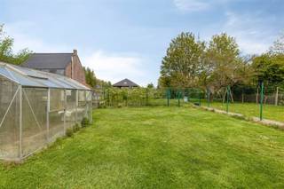 <p><span>Goed onderhouden woning te Bevere.</span></p><p><span> </span></p><p><span>INDELING</span></p><p><span>Op de gelijkvloerse verdieping omvat de woning een inkomhal, living, ruime leefkeuken, berging en douchekamer.</span></p><p><span>Op de tussenverdieping is er een badkamer.</span></p><p><span>Verder op de eerste verdieping heb je 2 ruime slaapkamers.</span></p><p><span>Op de tweede verdieping heb je een 3e slaapkamer en een zolder.</span></p><p><span>De woning geniet een kelder en een grote losstaande garage.</span></p><p><span>De ruime tuin met vijver is een extra troef aan deze halfopen bebouwing.</span></p><p><span> </span></p><p><span>LIGGING</span></p><p><span>Centraal gelegen te Bevere, dichtbij centrum van Oudenaarde.</span></p><p><span>Op wandel en fietsafstand van De Donk, winkels en scholen.</span></p><p><span> </span></p><p><span>TECHNISCH</span></p><p><span>12 zonnepanelen</span></p><p><span>Regenwater, Boorput en stadswater.</span></p><p><span> </span></p><p><span>PRAKTISCH</span></p><p><span>Voor meer info en/of een afspraak bel Eefje van Immo D'hondt 0498 88 88 89 of mail eefje@immodhondt.be</span></p>