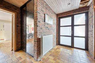 <p>Cette spacieuse maison familiale située avenue Regenbooglaan à Hasselt vous offre un cadre de vie agréable, avec beaucoup d’espace intérieur et extérieur. Implantée sur un terrain de 1017m² et offrant une surface habitable de 199m², la maison bénéficie d’une disposition pratique entièrement de plain-pied. Les quatre chambres à coucher et la salle de bains se trouvent au même niveau, ce qui rend la maison particulièrement fonctionnelle au quotidien.</p><p>À l’intérieur, vous découvrez une habitation offrant une organisation pratique et de nombreuses possibilités. Les espaces de vie permettent d’aménager confortablement un salon et une salle à manger. Les quatre chambres à coucher à part entière conviennent parfaitement à une famille, mais peuvent également être adaptées à vos besoins personnels. Une chambre peut par exemple être aménagée en bureau, espace de loisirs, dressing ou salle de jeux. La salle de bains est équipée d’une baignoire.</p><p>L’espace extérieur constitue l’un des grands atouts de cette maison à Hasselt. Le jardin orienté au sud s’étend sur 490m² et vous permet de profiter pleinement des journées ensoleillées. La terrasse se prête parfaitement aux moments de détente en plein air, tandis que le jardin offre également suffisamment d’espace pour les amateurs de jardinage ou pour créer un potager.</p><p>Le stationnement est également particulièrement pratique. La propriété dispose d’un garage avec porte de garage ainsi que d’une grande allée pouvant accueillir jusqu’à quatre voitures supplémentaires. Vous bénéficiez ainsi de nombreuses possibilités de stationnement pour votre famille et vos visiteurs.</p><p>Construite en 1975, la maison est aujourd’hui dans un état nécessitant un léger rafraîchissement. Vous pouvez donc la moderniser progressivement et lui donner votre propre style. Les menuiseries extérieures en aluminium sont équipées d’un vitrage à haut rendement et de double vitrage. Des volets sont également présents. Le chauffage est assuré par un système de chauffage central au gaz avec radiateurs. La maison possède un certificat de performance énergétique avec un label D.</p><p>La situation avenue Regenbooglaan constitue un atout supplémentaire. Vous habitez dans un environnement résidentiel tout en restant à proximité des commerces, des écoles, des transports en commun et des principaux axes routiers. Vous profitez ainsi d’un équilibre agréable entre tranquillité résidentielle et accessibilité, avec les commodités de Hasselt facilement accessibles.</p><p>Avec ses quatre chambres, son jardin orienté au sud, son garage, ses nombreuses possibilités de stationnement et son vaste terrain, cette maison familiale à Hasselt offre un beau potentiel. Si vous recherchez une habitation spacieuse et fonctionnelle que vous pourrez personnaliser à votre goût, nous vous invitons à venir la découvrir.</p>