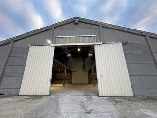 Warehouse of approximately 450 m² for rent in Beselare. The warehouse is located between Zonnebeke and Geluwe and has good access to the...