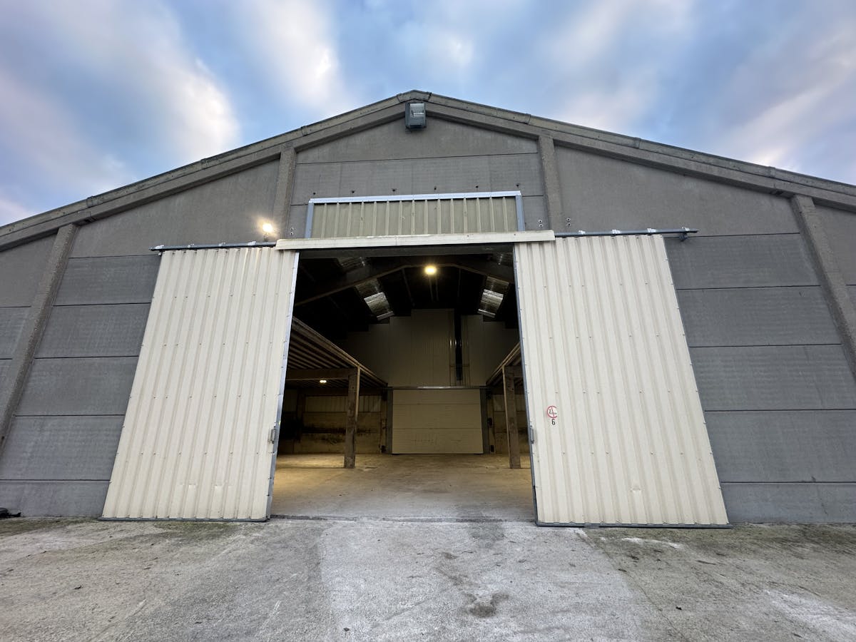 Warehouse of approx. 450 m² for rent in Beselare - photo 1