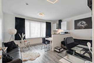 Op zoek naar een comfortabele, veilige én instapklare woon- of studeerplek? Deze recent gerenoveerde studio op het gelijkvloers van een verzorgd hoekgebouw (Brusselsestraat x Riddersstraat) is een echte aanrader!<br />De studio heeft een oppervlakte van 33 m² en beschikt over:
<ul>
<li>een praktische inkomhal,</li>
<li>een vernieuwde badkamer,</li>
<li>een lichte leefruimte met nieuwe vloer en strakke, moderne keuken.</li>
</ul>
Extra troef: een ruime privékelder voor extra opbergruimte én een gemeenschappelijke afgesloten fietsenstalling voor de (elektrische) fiets.<br />Verwarming? Recent vernieuwd (2024) en individueel.<br />Energiezuinig (EPC 205) en elektrische conform. <br />Ligging? Perfect!<br />Buiten het drukke centrum , op wandelafstand van campus Gasthuisberg, dicht bij de Leuvense ring en E314. Vlak bij gezellige koffiebars, winkels en restaurants.<br />Parkeren kan makkelijk op het Sint-Jacobsplein<br />Kortom: een zorgeloze investering en ideale woonplek voor elke student of jonge starter in hartje Leuven!<br /><br />Bijkomende info (EPC, bodemattest, stedenbouwkundige inlichtingen,...) kan U hieronder downloaden ↓.<br />Bezoeken? Contacteer Ludovic op 0496/522123 of ludovic@immojanstas.be