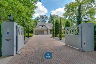 STIJLVOL WONEN IN ALLE RUST OP EEN UNIEKE LOCATIE IN VILLAWIJK "GOUDKUST" ! <br /><br />We vinden deze open bebouwing met een bewoonbare oppervlakte van 534 m² terug op een perceel van 43a 43ca in Neerharen-Lanaken. <br /><br />Voor meer informatie, neem zeker een kijkje op onze website via de volgende link:<br />https://www.sterkvastgoedmakelaars.be/detail/te-koop-woning-lanaken/7678648?dosearch=True&flowstatus=ForSale,ForSaleReserved,ForSaleWithBid,ToCompleteForSale,SoldUnderReserve,Sold&pageindex=1&pagesize=12&searchpage=ForSale&sortdirection=DESC&sortfield=pub_flowstatus&transactiontype=Sale