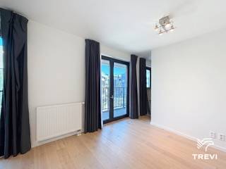 <p><strong>ETTERBEEK - In de Europese wijk, in de nabijheid van alle Europese instellingen, dicht bij openbaar vervoer en winkels, in het project "Belview", ONBEMEUBILEERDE studio met slaaphoek van circa 50m² woonoppervlakte.</strong></p>
<p><span>Op de 4e verdieping:</span></p>
<ul>
<li>
<p>Inkomhal met apart toilet</p>
</li>
<li>
<p>Leefruimte van circa 20m² (5,7 x 3,5) met toegang tot een terras van circa 5m²</p>
</li>
<li>
<p>Op de leefruimte open keuken volledig uitgerust (oven, kookplaten, afzuigkap, koelkast/vriezer, vaatwasser) met een wasruimte voorzien van wasmachines</p>
</li>
<li>
<p>Slaaphoek van circa 11m² (3,1 x 3,5)</p>
</li>
<li>
<p>Doucheruimte (douche, wastafel)</p>
</li>
</ul>
<p>Kelder<br />Parkeerplaats inbegrepen in de huurprijs.</p>
<p>Lasten van 170€/maand - Forfait van 100€ voor de gemeenschappelijke delen en 70€ voorschot voor warm water en verwarming!<br />Eenmalige verhuiskosten van 50€!<br />Verzekering afstand van verhaal: 90€/jaar</p>
